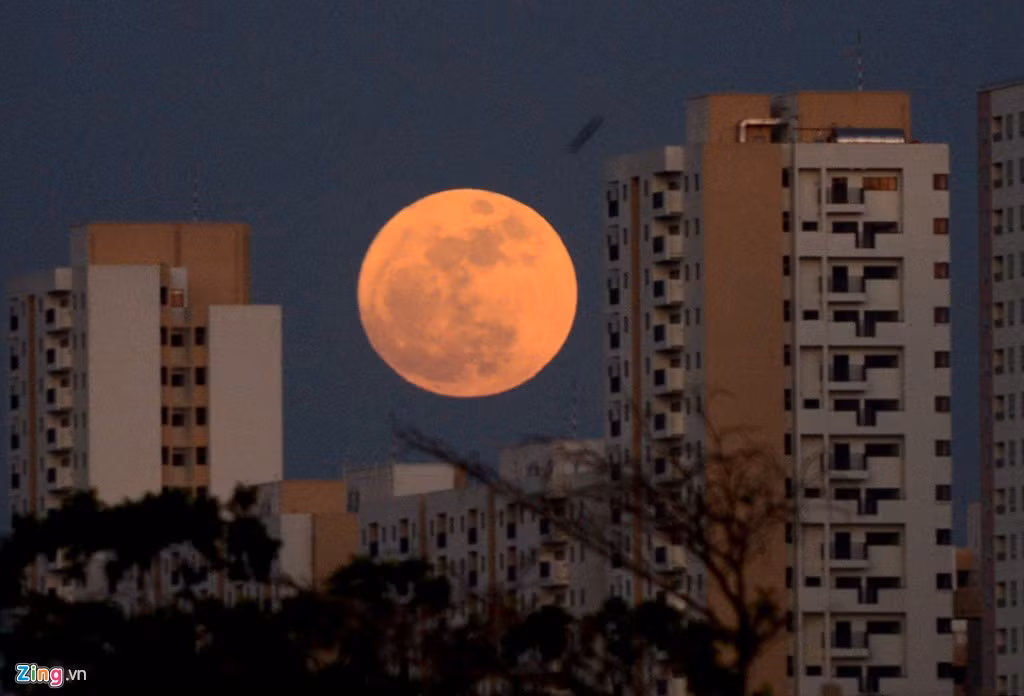Hình ảnh siêu trăng tại TP.HCM lúc 17h40.