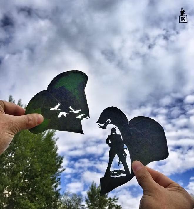 Chỉ bằng hai chiếc lá, anh có thể khắc họa sống động hình ảnh những chú chim bay lượn trên bầu trời và người thợ săn.