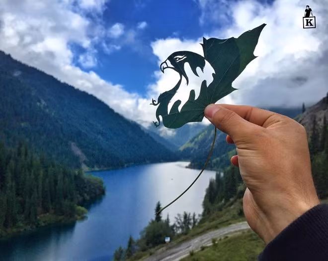 Để hoàn thành những tác phẩm này, Kanat Nurtazin đãdùng bút vẽ và dao để tạo hình trên lá.