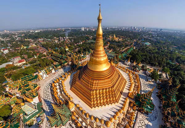 Chùa vàng Swedagon ở Yangoon đã có 2.500 lịch sử, là ngôi chùa cổ đẹp và nổi tiếng nhất Myanmar. Tương truyền, chùa được xây ngay sau khi Phật tịch. Điểm nhấn của công trình là tòa tháp dát vàng cao 98 mét, bao quanh là vô số tòa tháp nhỏ.