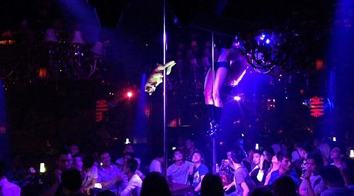 7. Múa cột như vũ công chuyên nghiệp luôn.