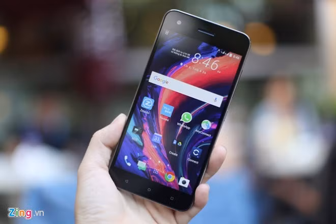  HTC Desire 10 Prolà phiên bản cao cấp hơn trong bộ đôi tầm trung được HTC giới thiệu cuối tháng 9. Sản phẩm dùngchất liệu nhựa giả kim loại, các đường nét thiết kế đậm chất HTC, nhiều chi tiết mặt lưng, đường vân được làm kỹ lưỡng.HTC Desire 10 Pro sử dụng màn hình 5,5 inch, Full HD. Máy dùng chip Helio P10, chạy Android 6.0 với 2 phiên bản RAM 3 hoặc 4GB. Camera sau của máy trang bị cảm biến lên đến 20 MP, camera trước 13MP. Ngoài ra, Desire 10 Pro còn có bản Lifestyle thấp hơn. Cả hai sản phẩm chưa có ngày bán cụ thể, mức giá trong khoảng 10 triệu đồng.