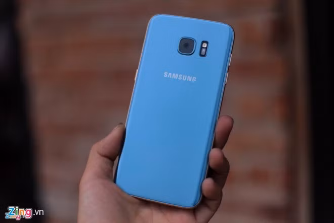  Samsung Galaxy S7 Edge Blue Coralvừa được giới thiệu gần đây.Phiên bản màu xanh san hô tương tự trên Note 7, nhưng ở tông màu đậm hơn, bao phủ toàn bộ các chi tiết viền, camera, nút bấm... Ngoài ra, thiết bị không có thay đổi về cấu hình và thiết kế. Đây vẫn là một trong những thiết bị Android tốt nhất hiện tại với màn hình cong 2 bên 5,5 inch QuadHD, chipExynos 8890 8 nhân 64-bit, RAM 4GB và camera thuộc hàng xuất sắc. Máy dự kiến giữ giá 18,5 triệu đồng.