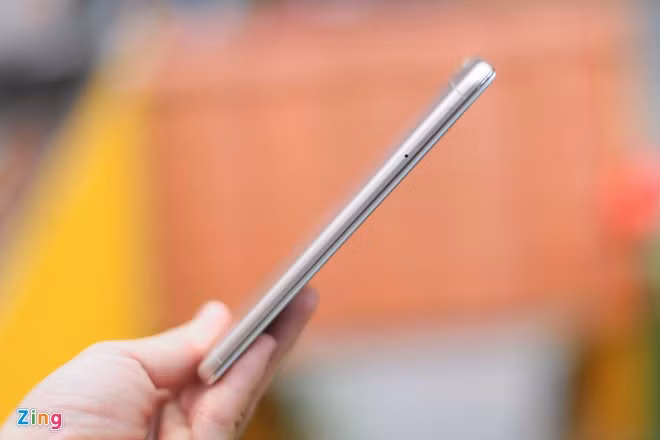 Khe cắm SIM bên cạnh trái, máy hỗ trợ 2 SIM, kết nối 4G LTE.