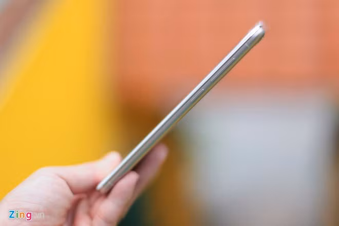 Cạnh bên được vát nhẹ về 2 bên thân máy. Cụm phím cứng được làm mảnh, độ nảy tốt, có thể dễ dàng thao tác bằng một tay.