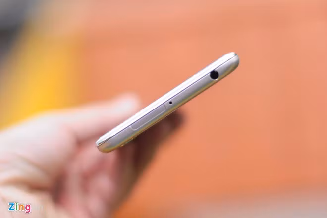 Cạnh trên là giắc cắm tai nghe, khe cắm thẻ nhớ tối đa 128 GB.