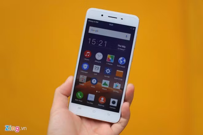 Y55 được trang bị màn hình IPS 5,2 inch, độ phân giải HD. Máy chạy hệ điều hành Android 6.0 trên nền tảng chip Snapdragon 430, RAM 2 GB, bộ nhớ trong 16 GB, pin 2.650 mAh.