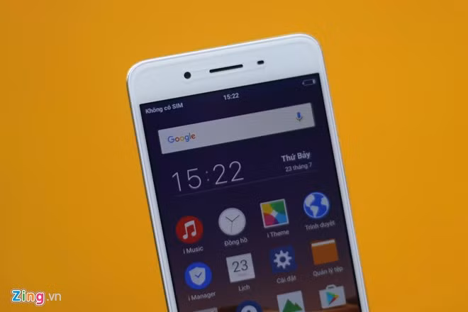 Máy ảnh trước có độ phân giải 5 MP, tính năng bù sáng từ màn hình tương tự Retina Flash của iPhone nhưng độ trễ lâu hơn. Một trong những tính năng hấp dẫn trên model này là đèn Flash màn hình thông minh giúp selfie trong điều kiện thiếu sáng. Theo đó, sensor cảm biến, tự động tiếp nhận và phân tích để bổ sung lượng ánh sáng cần thiết. Tính năng này đã từng xuất hiện trên iPhone 6s.