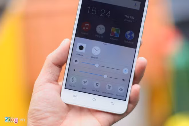 Trình điều khiển nhanh được dồn về nửa dưới tương tự hệ điều hành iOS. Tính năng đáng chú ý trên model này là Chia đôi màn hình để chạy song song hai ứng dụng cùng một lúc. Người dùng có thể vừa xem video vừa nhắn tin mà không cần thoát 1 trong 2 ứng dụng.