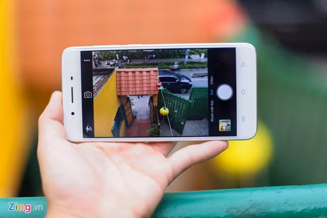 Máy ảnh chính 8 MP cho chất lượng hình ảnh khá trong điều kiện ánh sáng lý tưởng. Trong môi trường ánh sáng phức tạp, máy xử lý chậm, ảnh ở mức chấp nhận được.