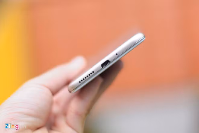 Loa ngoài, cổng sạc và loa thoại ở cạnh dưới. Các chi tiết trên máy được ghép nối khá thô, không đem lại cảm giác liền mạch.