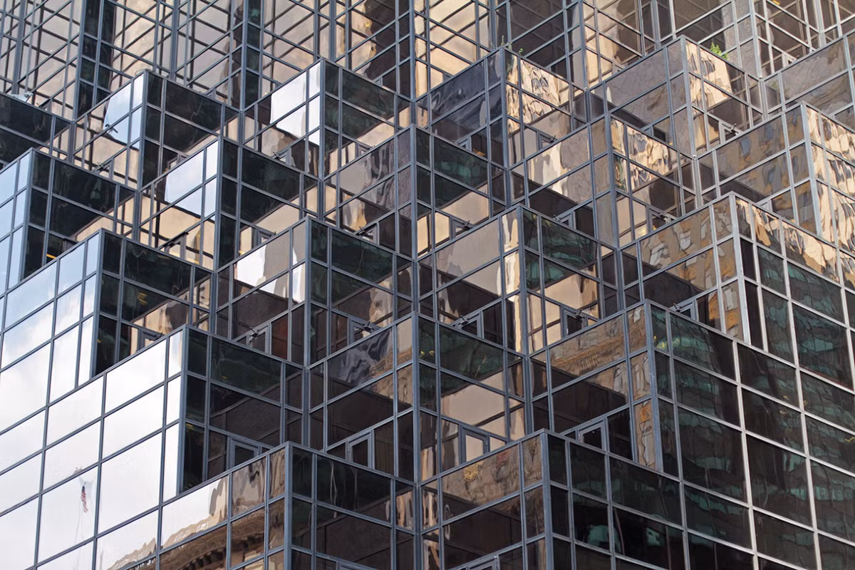 Điểm nhấn của tòa tháp là mặt tiền với cấu trúc 28 mặt, khiến công trình có nhiều diện tích dành cho cửa sổ hơn các cao ốc khác của New York. Ảnh: No sleep nyc - Tumblr