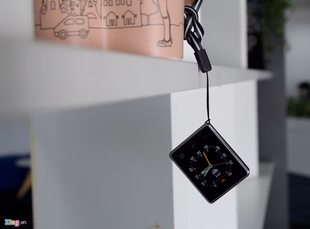 Vị trí đặt nút luồn dây khá bất hợp lý. Vphone S8 mang tính chất thiết bị dự phòng, hoặc dành cho người thích hàng độc. Sản phẩm chưa bán ở Việt Nam, giá quốc tế khoảng 30 USD (tương đương hơn 600.000 đồng).