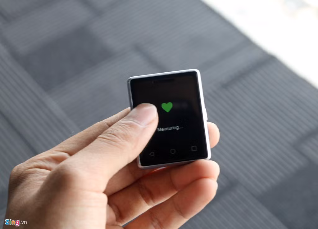 Bên trong,S8 dùng chip MediaTek MTK2502, RAM chỉ 64 MB, và bộ nhớ trong 128 MB, tuy nhiên, nó hỗ trợ thẻ nhớ ngoài lên đến 8 GB