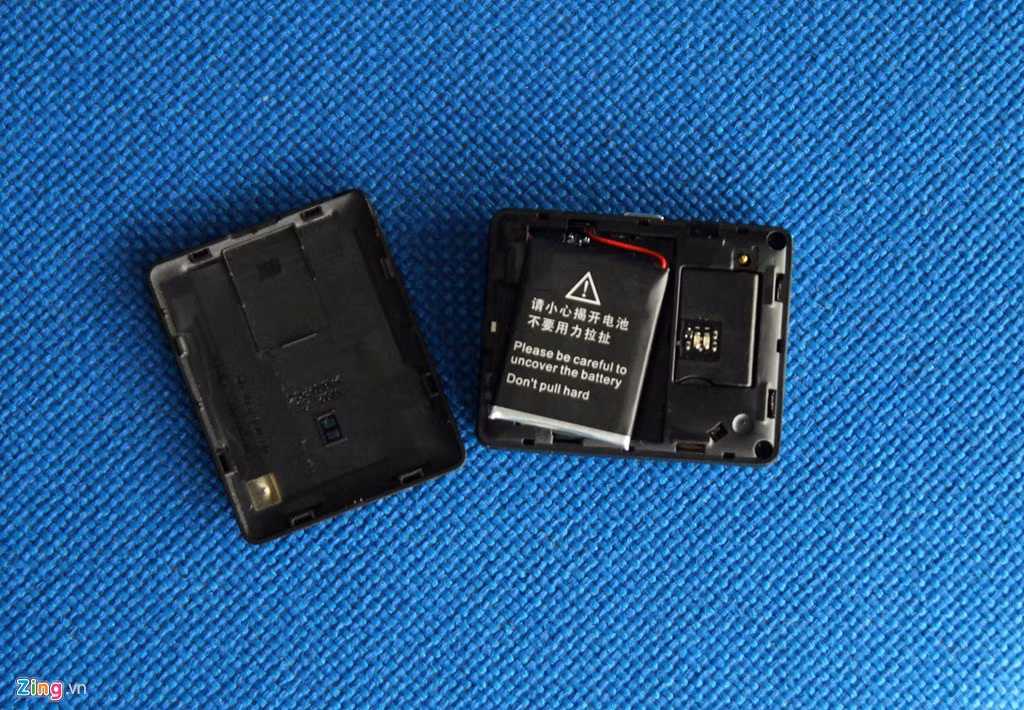 Mặt lưng có thể tháo rời, máy dùng mini-SIM, viên pin được kết nối bằng dây theo kiểu truyền thống, trông mỏng manh.