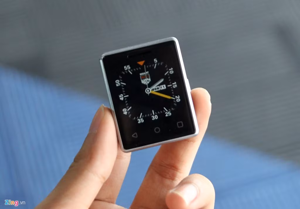 Dùng chất liệu nhựa, Vphone S8 vẫn có khung kim loại bên ngoài, 3 phím điều hướng đặt bên dưới tương tự các thiết bị Android thường gặp.