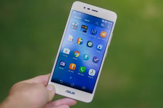  Asus Zenfone 3 Max (pin 4.100 mAh, giá 4,5 triệu đồng): So với Zenfone Max, bản 3 Max có ngoại hình bắt mắt hơn nhiều với vỏ kim loại, kiểu dáng thanh mảnh hơn. Tuy nhiên, cũng vì thế mà thời lượng pin của máy giảm xuống còn 4.100 mAh. Zenfone 3 Max cũng có tính năng sạc dự phòng, thời gian chờ một tháng và đàm thoại 20 tiếng liên tục. Thiết bị có cấu hình khá với cảm biến vân tay, RAM 3 GB, dung lượng 32 GB và hỗ trợ 4G LTE.