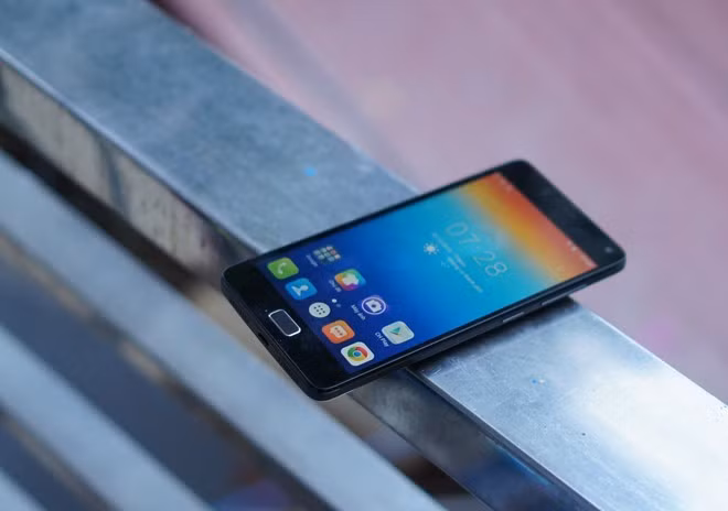  Lenovo Vibe P1 (pin 5.000 mAh, giá 5,3 triệu đồng): Xem YouTube khoảng 16 tiếng, lướt web bằng Wi-Fi trong 11 tiếng là những gì viên pin của máy có thể cung cấp. Thời lượng sử dụng của Vibe P1 về cơ bản gấp đôi so với các smartphone phổ biến hiện nay. Vibe P1 có vỏ kim loại, cảm biến vân tay, chip Qualcomm và bộ nhớ trong 32 GB. Tất nhiên, nó cũng có thể đóng vai trò làm sạc dự phòng khi cần thiết.