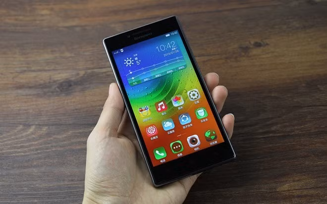  Lenovo P70 (pin 4.000 mAh, giá 4,5 triệu đồng): P70 khi ra mắt được xem là làn gió mới trên thị trường smartphone bởi dung lượng pin ấn tượng của nó. Smartphone này dùng vỏ nhựa nhưng có thiết kế đẹp. Giao diện của máy khá nhẹ nên các trải nghiệm trên sản phẩm tỏ ra mượt và đẹp mắt. Điểm yếu của sản phẩm là camera chất lượng không cao.