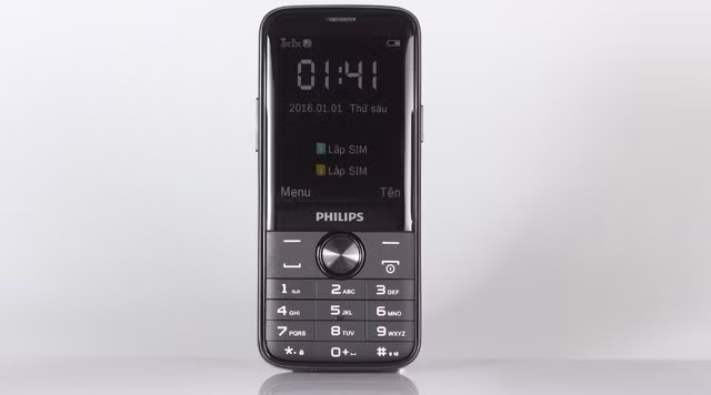  Philips E330 (pin 4.050 mAh, giá 1,3 triệu đồng): Một chiếc di động phổ thông với pin chờ 4 tháng, có thể làm sạc dự phòng cho smartphone khi cần thiết là ý tưởng của E330. Máy vẫn có đầy đủ một số ứng dụng giải trí đa phương tiện quan trọng như máy ảnh, ghi âm, xem video hay game. Thiết bị này cũng có bóng đèn cỡ lớn trên đỉnh đầu, biến nó thành một chiếc đèn pin mini.