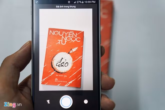 Giao diện của ứng dụng khá đơn giản với khung chụp ảnh cùng hai tùy chọn tắt mở flash và xem ảnh cũ.