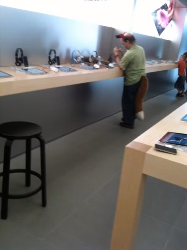 Có thể, người dùng lớn tuổi này ghé qua Apple Store sau khi tham dự một lễ hội hóa trang.