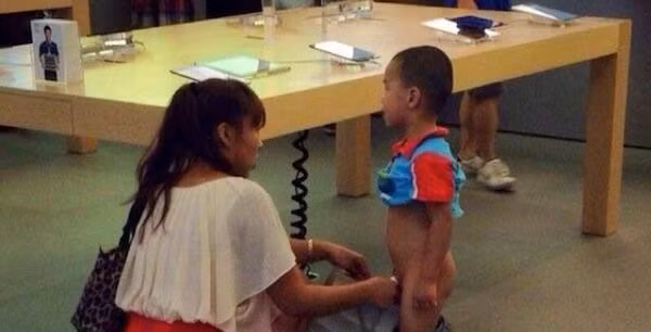 Có những em nhỏ được phụ huynh "giải quyết tại chỗ" khi có nhu cầu.