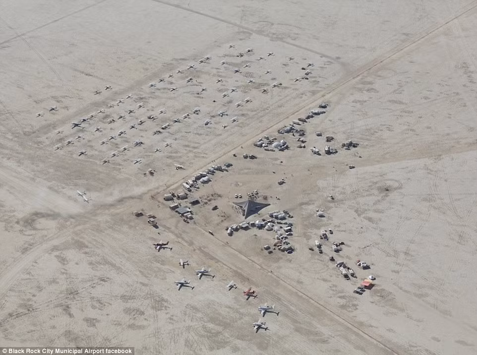  Sân bay trên sa mạc: Vào tháng 8 hàng năm, sân bay ở thành phố Black Rock (Mỹ) được xây dựng trên sa mạc với đường băng dài 3,2 km để phục vụ lễ hội Burning Man. Nơi này hoàn toàn không có trung tâm điều khiển. Các phi công liên lạc qua tần số giao thông tư vấn khi hạ cánh. Tất cả dấu vết của sân bay đều biến mất trong cát chỉ vài ngày sau khi sân bay mở cửa.