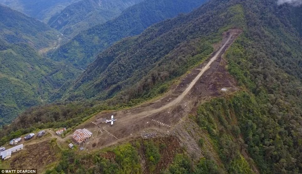  Đường băng trắc trở nhất: Đường băng được mở ở làng Tsinga, Western New Guinea năm 2011. Đường băng rất hẹp, nằm trên một sườn núi ở độ cao 1.981 m, cây cối mọc ở hai bên.