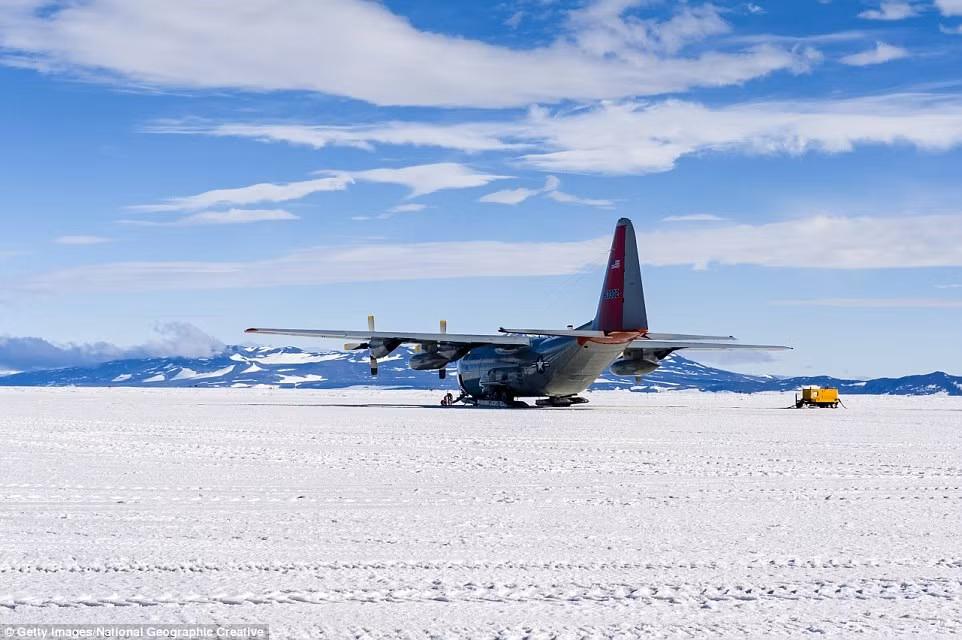  Sân bay trên băng trôi: McMurdo Station lần đầu được xây dựng trên bán đảo Hut Point, đảo Ross ở Nam Cực 60 năm trước đây. Ở đây có nhiều sân bay, trong đó Willy Field là sân bay duy nhất hoạt động quanh năm ngay cả khi băng trôi bị tan. Máy bay muốn hạ cánh ở đây phải có gắn thiết bị trượt tuyết để đậu được trên băng và tuyết.