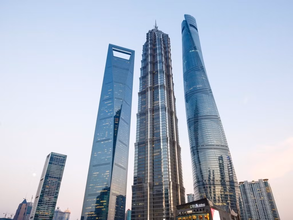 Khi không bị che phủ bởi sương mù, Shanghai Tower sừng sững và là một trong những cao ốc đẹp nhất trên thế giới. Các cột trụ kính của tòa nhà 127 tầng luôn quay về phía mặt trời. Công trình được thiết kế bởi Marshall Strabala và hoàn thành vào năm 2015.