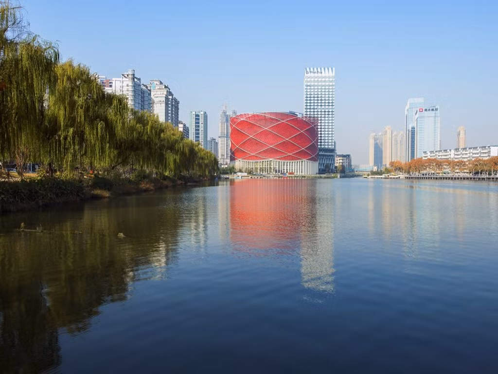 Rạp hát Han Show có hình dáng giống chiếc đèn lồng đỏ bằng giấy lạ mắt. Vào ban đêm, hệ thống đèn LED của tòa nhà đổ bóng xuống mặt hồ, như làm bừng sáng cả thành phố Vũ Hán, tỉnh Hồ Bắc, Trung Quốc. Công trình doStufish Entertainment Architects thiết kế hoàn thành vào năm 2014.