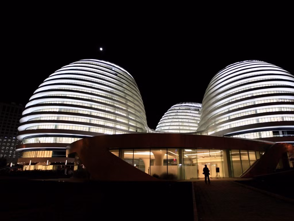 Galaxy SOHO (Bắc Kinh) là khu phức hợp văn phòng và mua sắm hình quả trứng và không hề có góc cạnh nào. Chính điều này khiến toàn nhà mang âm hưởng của tương lai. Hoàn thành vào năm 2012, công trình được thiết kế bởiZaha Hadid.