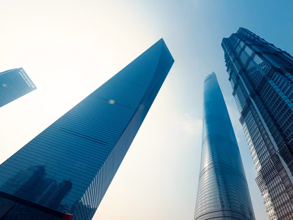 Shanghai World Financial Center (Trung tâm tài chính thế giới Thượng Hải) là đại diện nổi bật của sự đơn giản mà thanh lịch. Tòa nhà 100 tầng này có hướng nhìn tuyệt đẹp ra toàn kinh đô tài chính của Trung Quốc. Công trình doWilliam Pedersen thiết kế và được hoàn thành vào năm 2008.