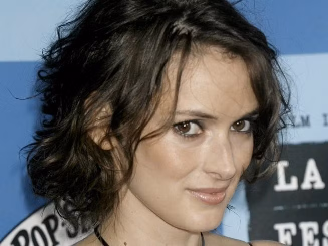  Winona Ryder - Năm 2010, Ryder từng khẳng định trên báo chí rằng cô không bao giờ sử dụng Internet lẫn máy vi tính. Ngôi sao của series “Stranger Things” thậm chí không có cả blog và chỉ dùng điện thoại Black Berry để đọc email cá nhân hàng ngày. Người hâm mộ gần đây bày tỏ sự lo lắng khi Dâu Đen - hãng điện thoại ưa thích của thần tượng đã hết thời, Ryder sẽ xoay sở ra sao?