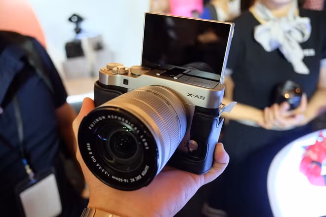 Fujifilm X-A3 sở hữu cảm biến APS-C CMOS 24,3 MP cùng chip xử lý ảnh EXR Processor II. Hệ thống lấy nét 77 điểm toàn khung và 49 điểm đơn lẻ. Máy đi kèm thêm các chế độ màu sắc vốn có trên các model đàn anh dòng X-T như Provia, Pro Neg.Hi, Pro Neg.Std.