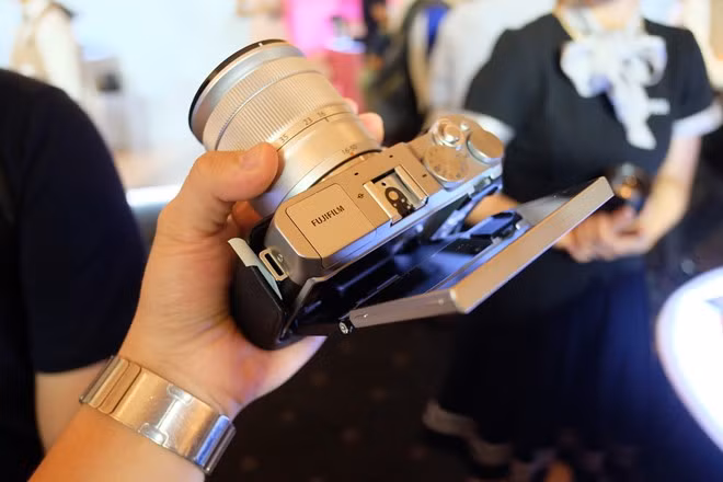 Máy có khả năng kết nối wifi trực tiếp đến smartphone hoặc máy tính bảng thông qua ứng dụng “Fujifilm Camera Receiver”. Người dùng cũng có thể xử lý ảnh RAW ngay trong thân máy.