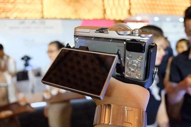 Màn hình trên X-A3 là màn hình cảm ứng với độ nhạy cao. Người dùng có thể linh hoạt chọn các điểm lấy nét tự động bằng cách chạm vào màn hình, có thể phóng to và thu nhỏ chỉ với thao tác chạm và kéo thả tương tự như việc sử dụng trên smartphone.