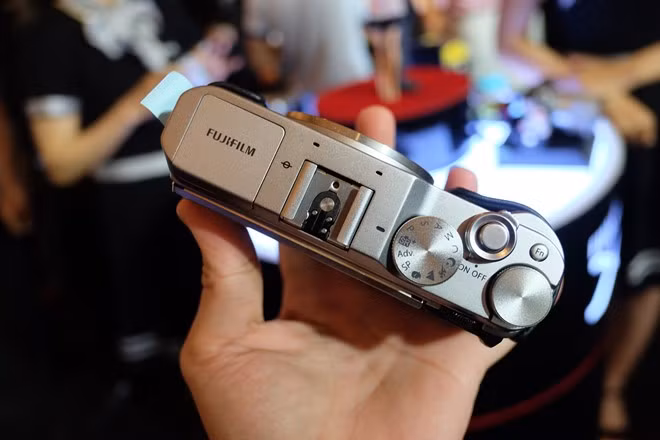 Sản phẩm được thiết kế tiết kiệm năng lượng với thời gian chụp lên đến 410 khung hình mỗi lần sạc. X-A3 có khả năng quay video Full HD, tốc độ ghi hình 60fps, bộ chống rung điện tử kết hợp với bộ chống rung quang học giúp ổn định hình ảnh.