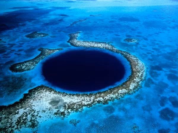 Great Blue Hole là hố sâu dưới lòng nước nằm bên bờ biển Belize. Nó có chiều rộng 304m và sâu 122m. Các nhà khoa học cho biết lỗ hổng tự nhiên này được hình thành từ thời kỳ băng hà. Hiện tại, đây là lỗ hổng lớn nhất thế giới. Từ trên cao nhìn xuống càng cảm nhận rõ hơn vẻ đẹp kỳ ảo, huyền diệu của lỗ hổng này.