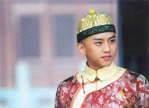 ##sc### Năm 271, thái tử Tư Mã Trung lên 13 tuổi, Vũ Đế sai người đến hỏi con gái nhỏ của Giả Sung là Giả Ngọ 12 tuổi, nhưng vì Giả Ngọ còn quá bé, không mặc vừa áo cưới nên Vũ Đế bèn lấy người con gái lớn của Giả Sung là Giả Nam Phong đã lên 15 tuổi làm con dâu. (Ảnh minh họa thái tử Tư Mã Trung) 