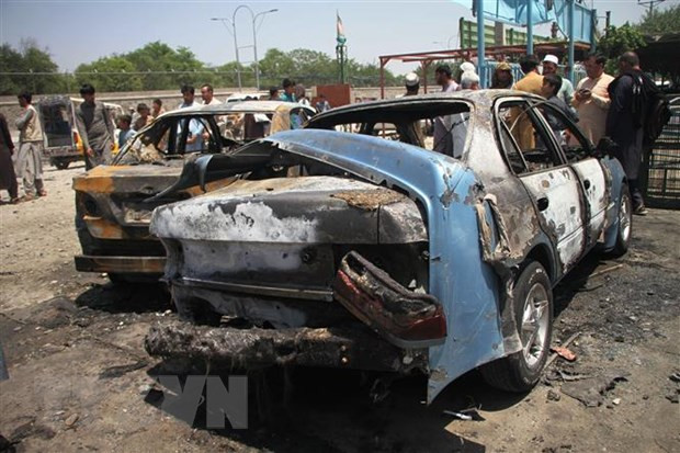 Danh bom xe lam rung chuyen don canh sat Afghanistan, 15 nguoi chet