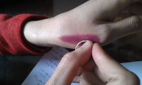 Dùng vàng tây để thử chì trong son.