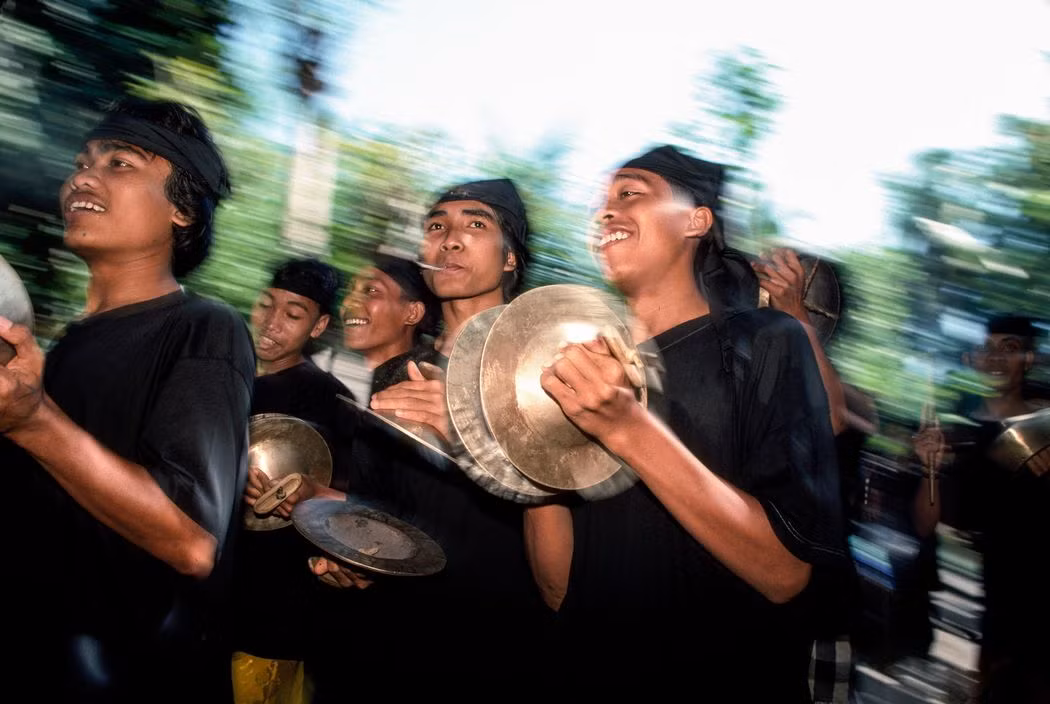 Dàn nhạc Gamelan sẽ tạo nên bầu không khí rộn ràng trong suốt tang lễ. Ảnh: Peter Marlow/ Magnum Photos.