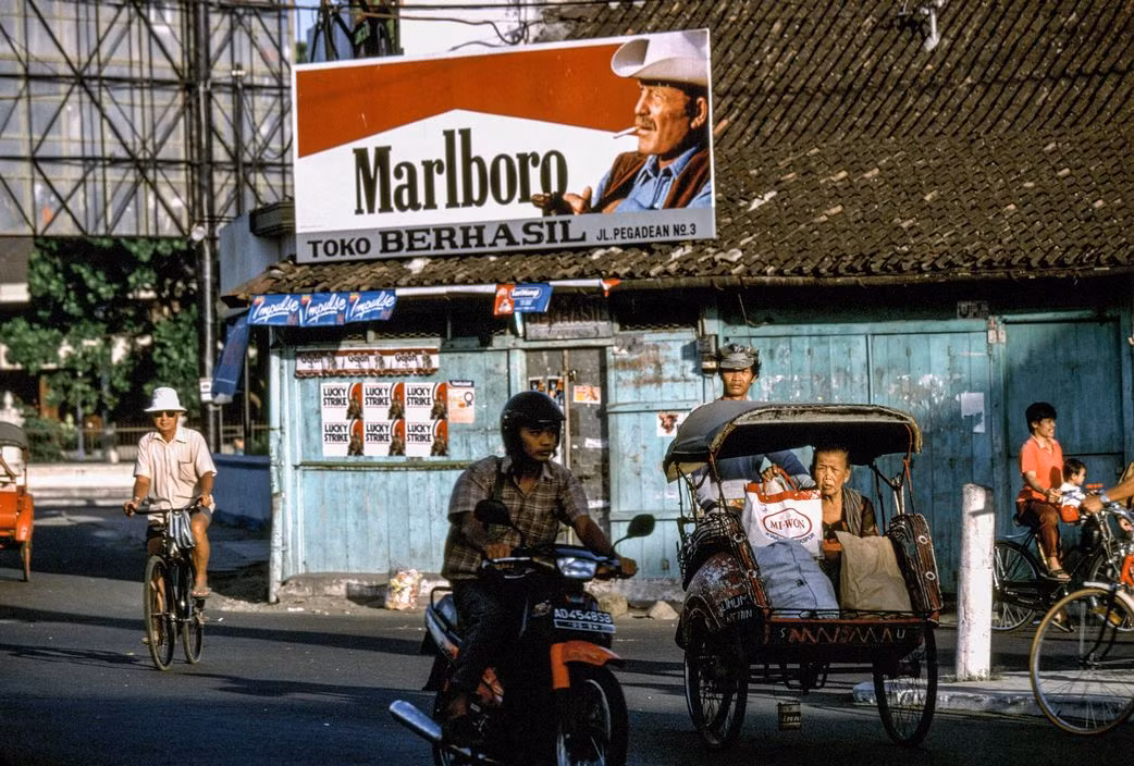 Khung cảnh đường phố ở Solo, thành phố ở miền Trung đảo Java, Indonesia năm 1993. Ảnh: Peter Marlow/ Magnum Photos.