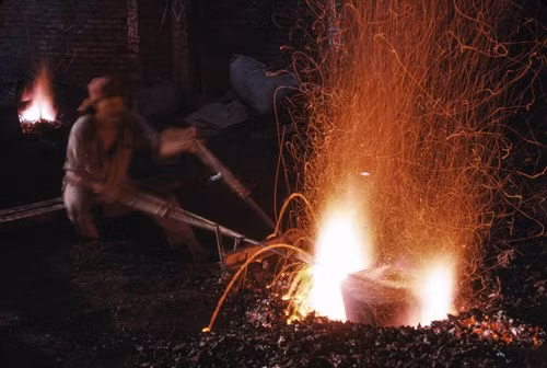 Việc chế tác nhạc cụ Gamelan được thực hiện chủ yếu bằng phương pháp thủ công, không sử dụng máy móc hiện đại. Các nhạc cụ lớn như cồng, chiếc được thực hiện bằng kỹ thuật đúc đồng truyền thống. Ảnh: Peter Marlow/ Magnum Photos.
