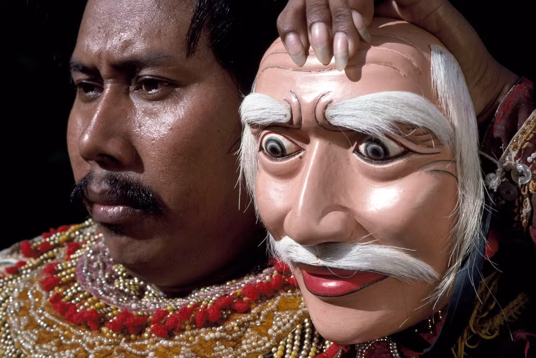 Một nghệ sĩ cầm chiếc mặt nạ truyền thống được dùng trong điệu nhảy Ba Rong, Chiếc mặt nạ được chế tác bởi nghệ nhân Agung Aji Rai. Ảnh: Peter Marlow/ Magnum Photos.
