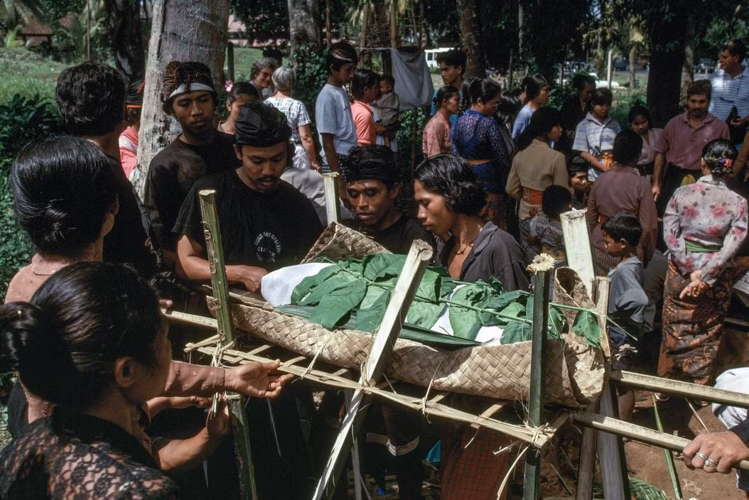 Khung cảnh tại một lễ hỏa táng theo kiểu truyền thống ở Bali. Người đã khuất được tạo dáng như đang ngủ và rước đến điểm thực hiện nghi lễ ở trong rừng. Tại đây, thi hài được đưa vào quan tài gỗ. Ảnh: Peter Marlow/ Magnum Photos.