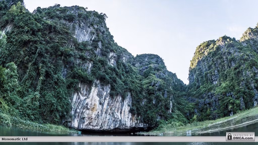 Phía ngoài một cửa hang xuyên thủy của Tam Cốc. Ảnh: Gomandrake.co.uk.