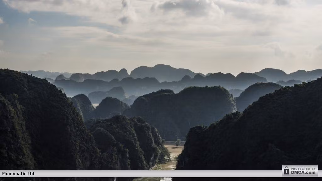 Cảnh tượng thiên nhiên kỳ vĩ nhìn từ một đỉnh núi ở Tam Cốc - Bích Động. Ảnh: Gomandrake.co.uk.